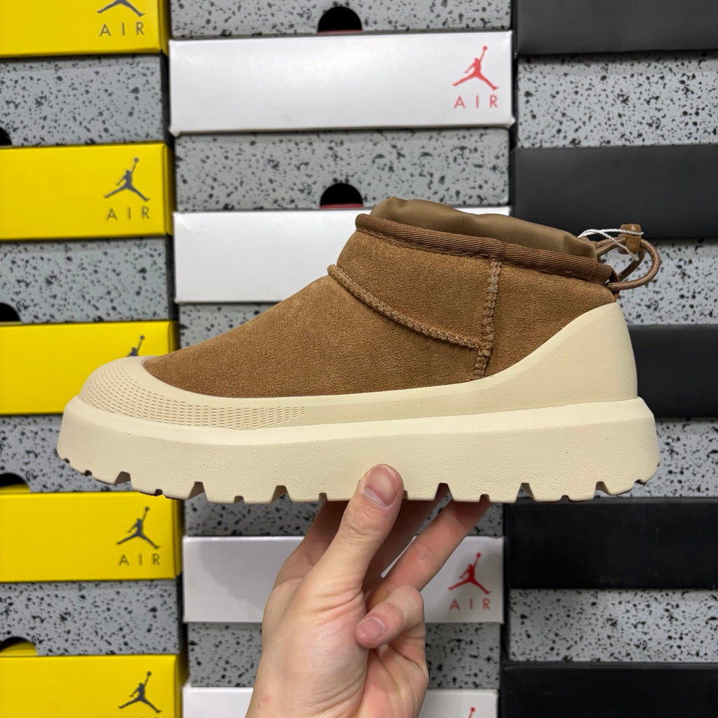 UGG Neumeel Deco Boot – Unisex Suede Ankle Boot with Lug Sole in Chestnut