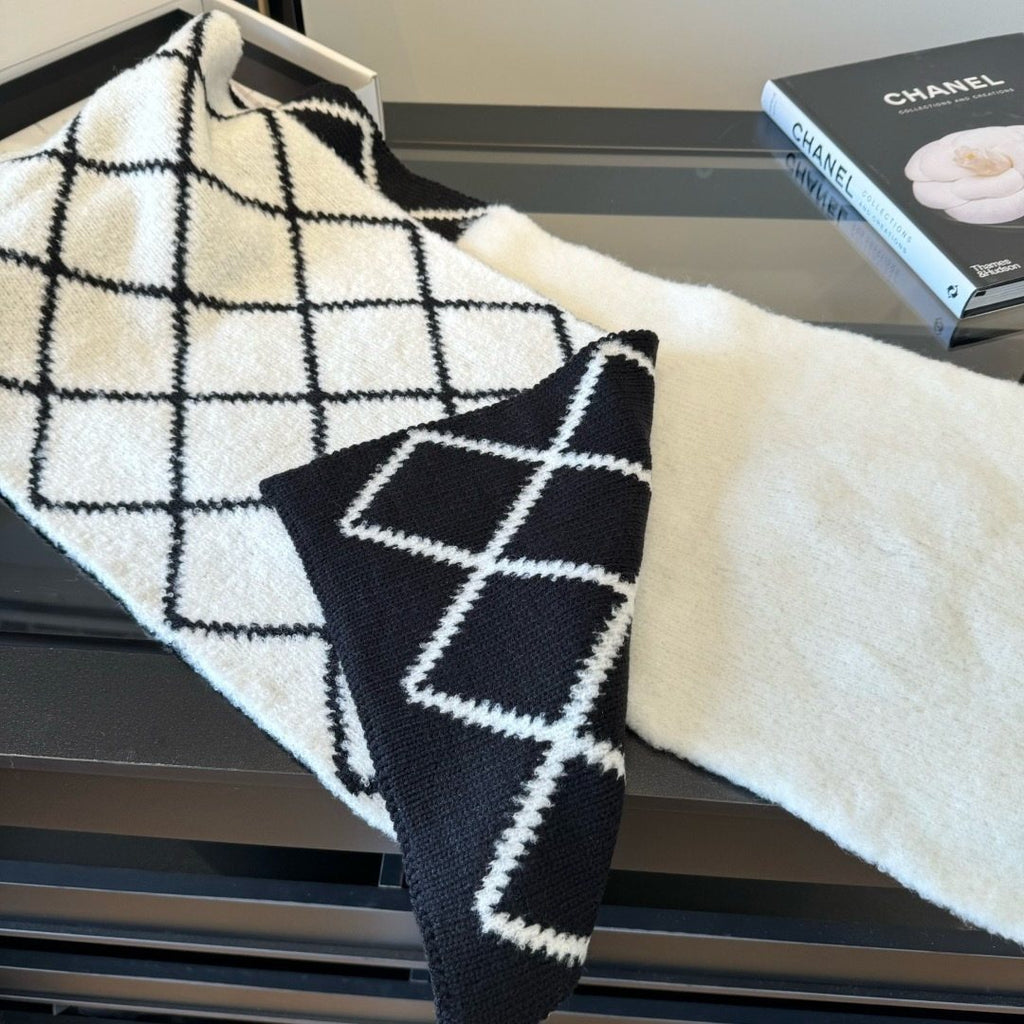 Chanel Ivory & Black Knit Scarf