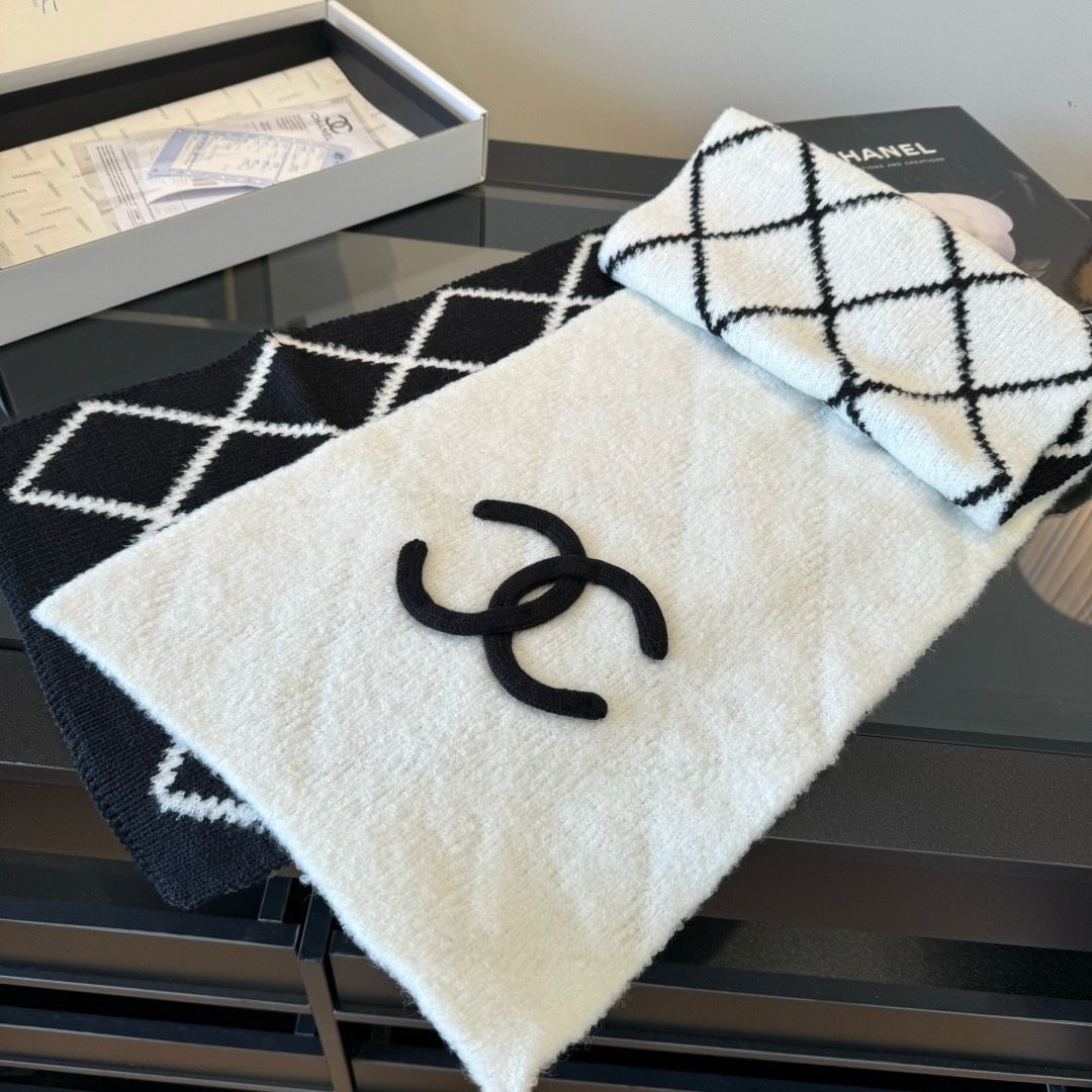 Chanel Ivory & Black Knit Scarf